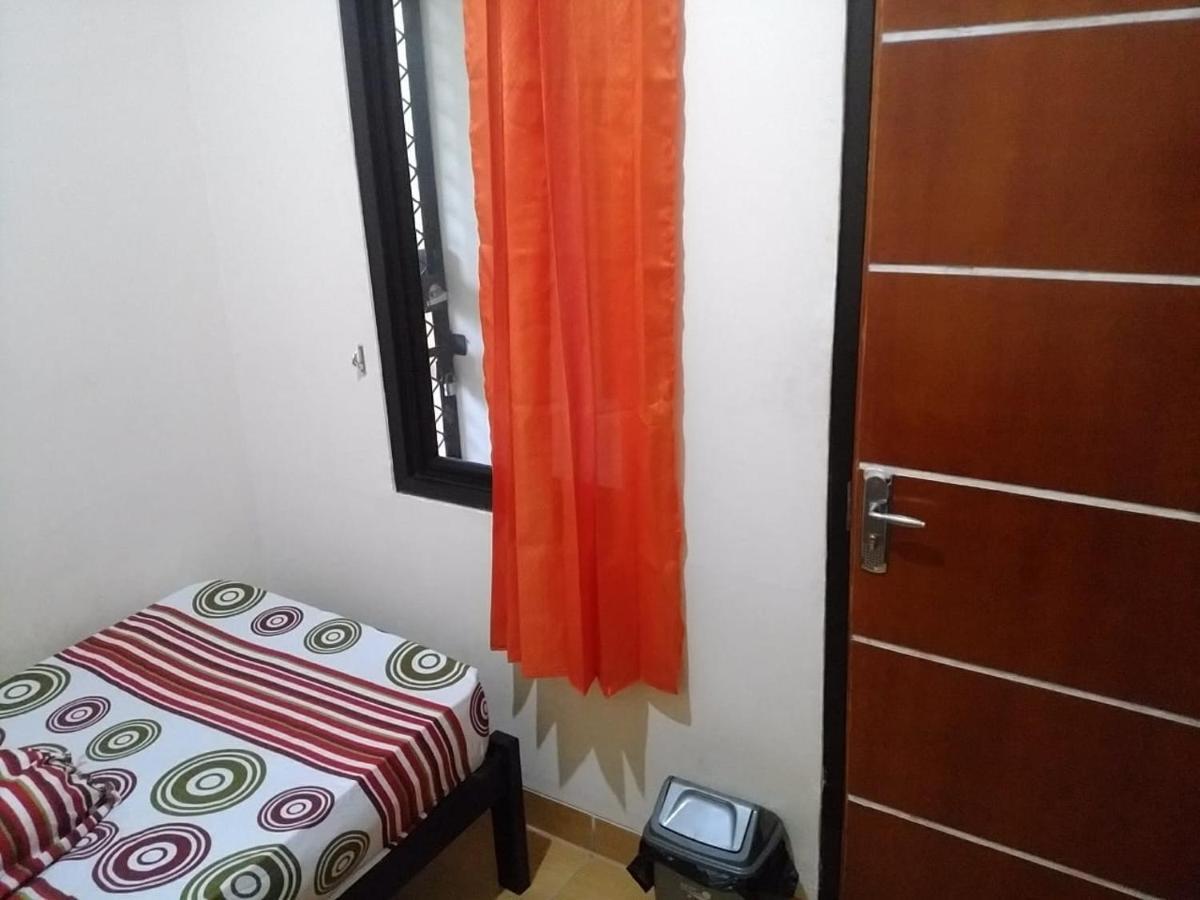 Danyshom Hotel Cikarang Bagian luar foto